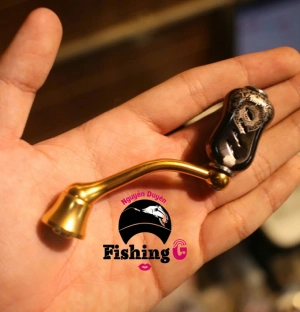 Tay quay vàng  độ máy câu FREAMS ,  EXCELER ( đời cũ )núm TITAN