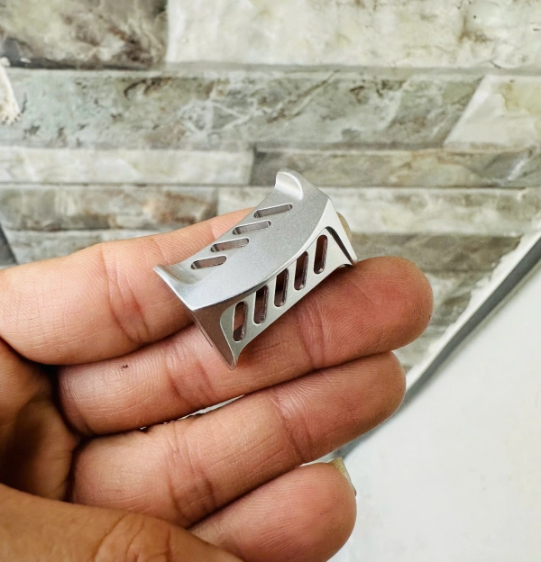 Nút bấm spool máy ngang Daiwa. nút xả dây máy ngang,
