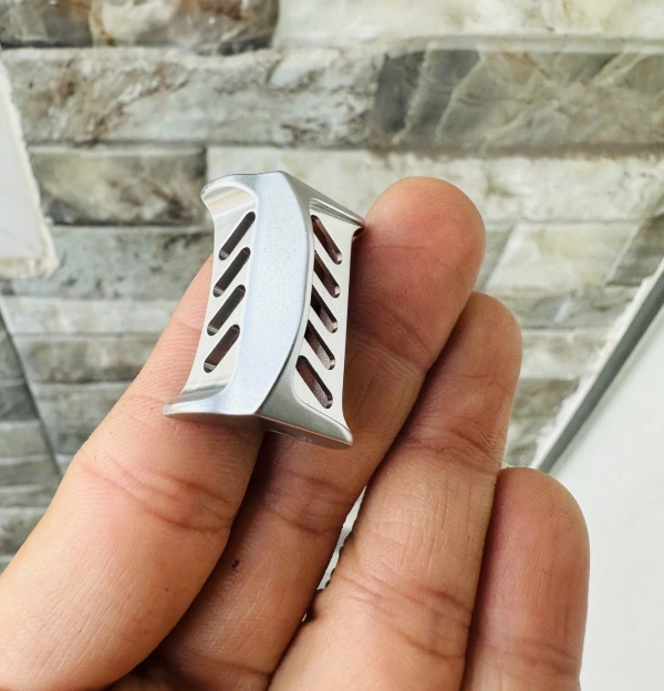 Nút bấm spool máy ngang Daiwa. nút xả dây máy ngang,