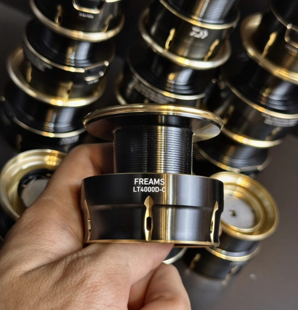SPOOL  DAIWA FREAMS  2026 - cối máy đứng daiwa